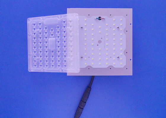 Mua Mô-đun ống kính mảng PC 64LEDs 50W 80x150 Độ 130-140LM ​​/ W sản xuất trực tuyến